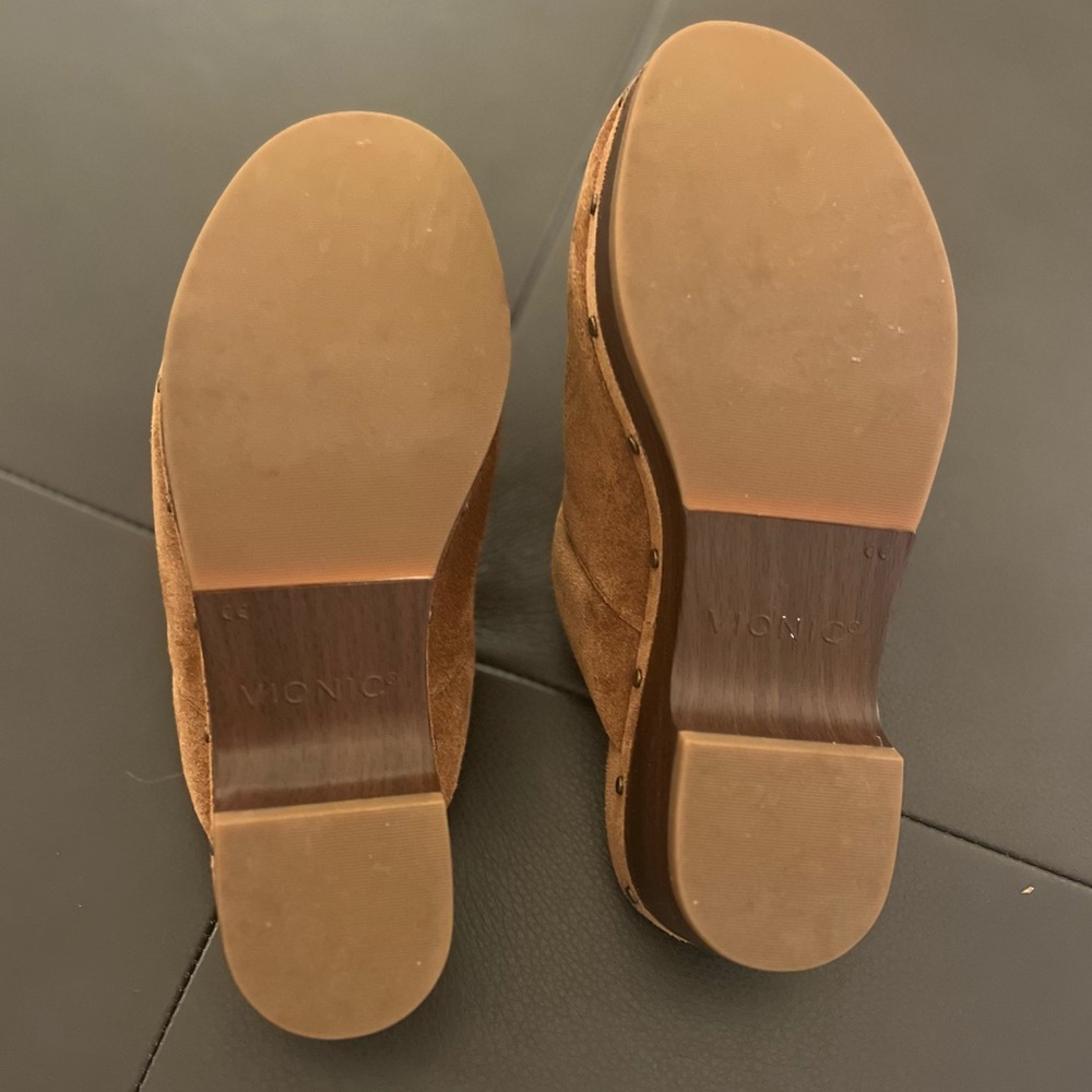 VIONIC brown clogs - Picture 3 of 4